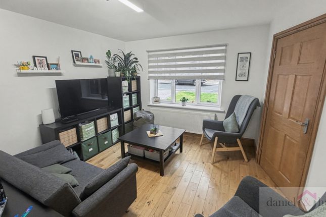 35 Meadow Close, Leek photo 4