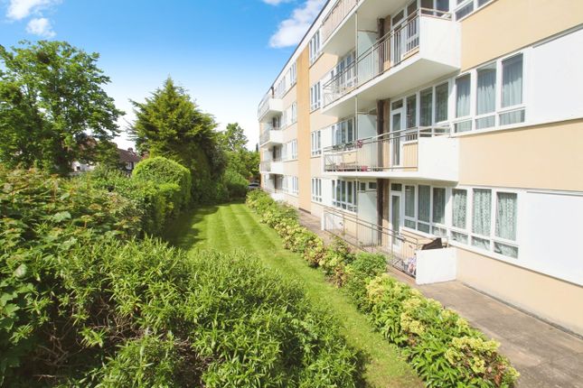 Flat to rent in Wellesley Court, Bathurst Walk, Richings Park