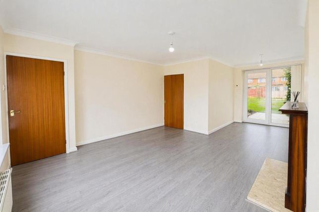 28, Springfield Avenue, LEEDS photo 2