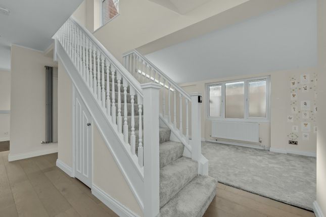 Oaks Way, Surbiton photo 2