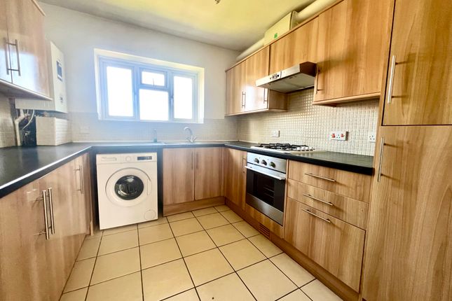 17, Darrell Close, Slough photo 2