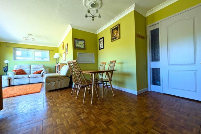 10, Broom Wood Way, Farnham photo 3