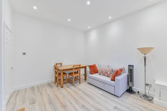 1-bed flat on Southampton Way, Peckham, £340,000