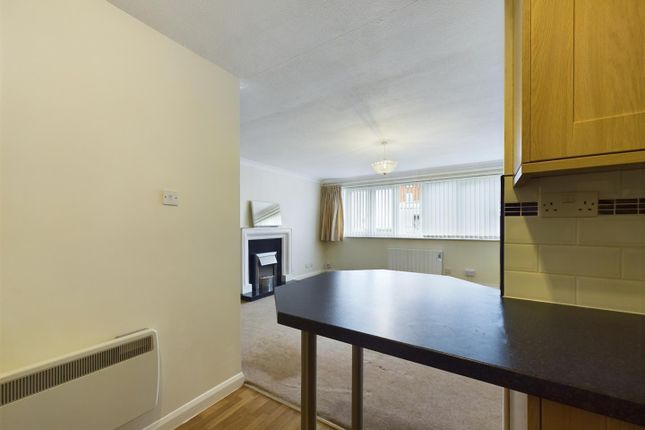 Flat to rent in Albany Court, Cromer