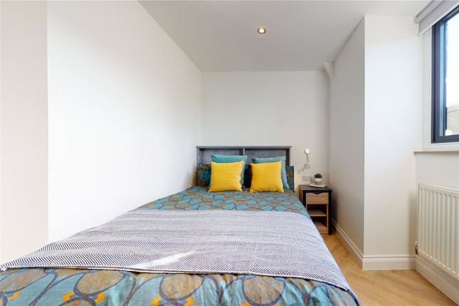 Flat to rent in South Parade, Leeds