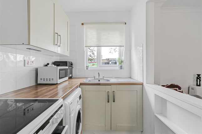 107, Hereward Green, Loughton photo 4