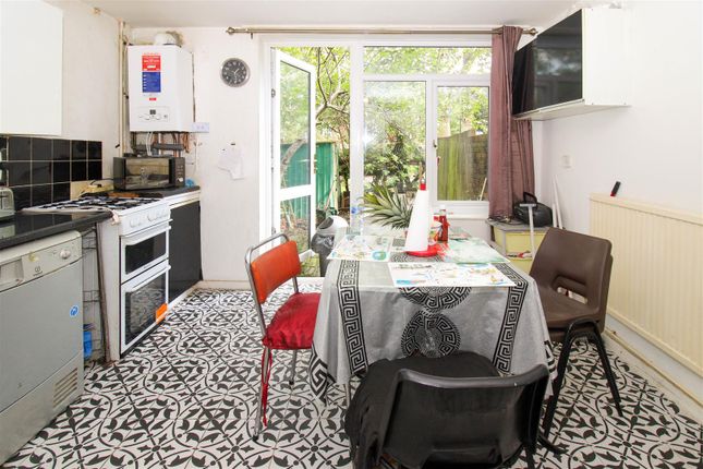 77, Erskine Crescent., London photo 2