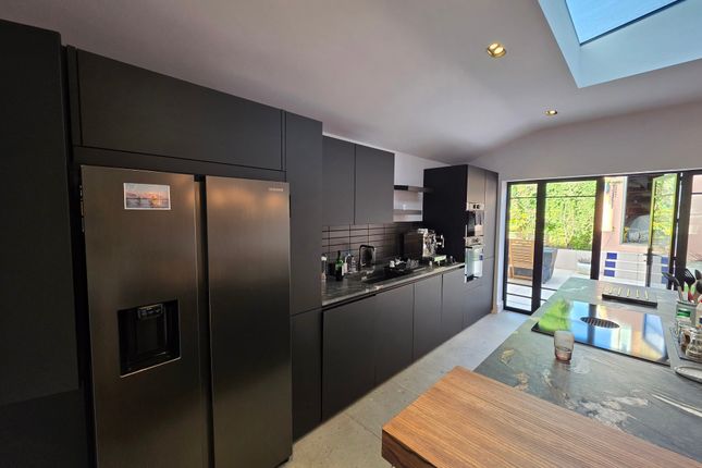 Lndn-Lei995 72,, Leigh Road, London photo 3