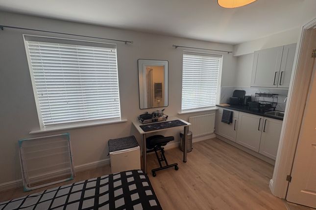 Room 3, 21, Carlisle Close, Corby photo 3