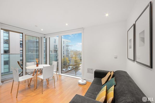 Flat to rent in Woodberry Grove, London