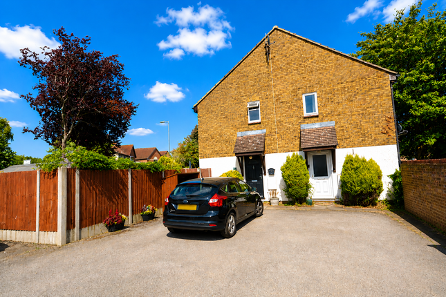 52, The Pastures, Stevenage photo 2