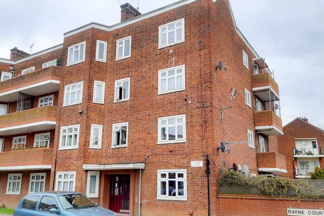 Flat to rent in Rayne Court, South Woodford
