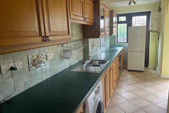 Terraced house to rent in Elmore Road, Luton