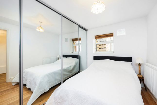 Flat for sale in Pixley Street, London