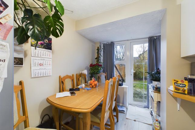 9, Wheeler Road, Crawley photo 4