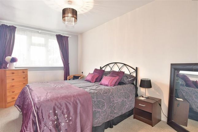 27, Chigwell photo 3
