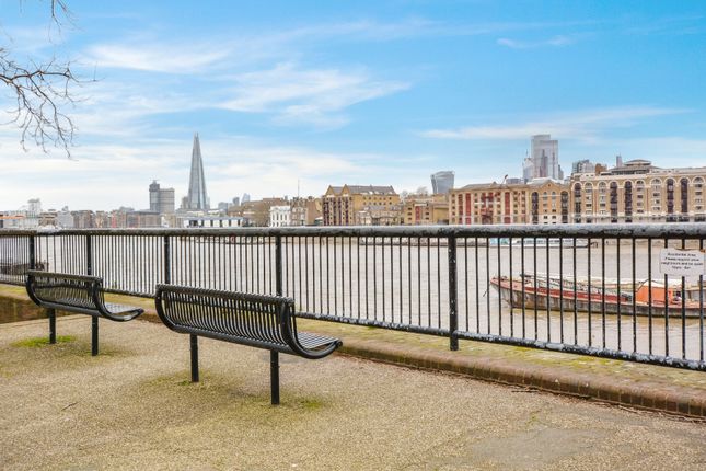 Flat for sale in Winchelsea House, Rotherhithe