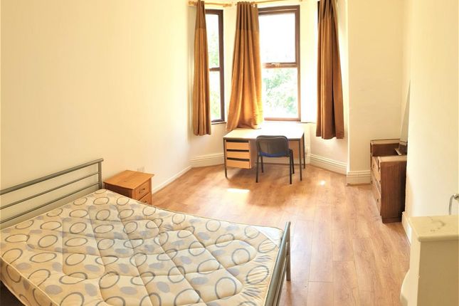 Bright And Welcoming Double Bedroom Featuring A La...