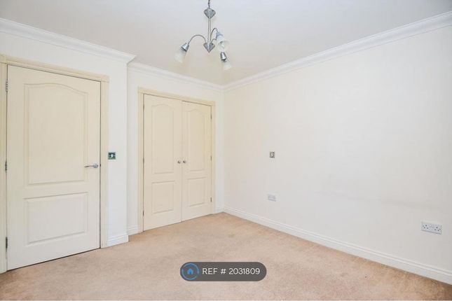 Flat to rent in Lancaster Court, Northwood
