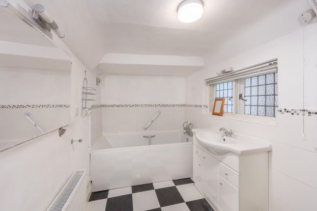 Flat 1, Elmhurst, 5 High Street, Buckinghamshire, Great Missenden, 5 High Street, Buckinghamshire, Great Missenden, Great Missenden photo 2