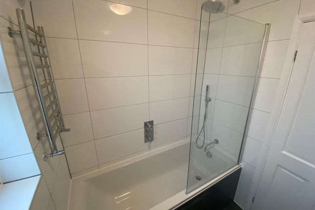 27, Primrose Glen, Hornchurch photo 4