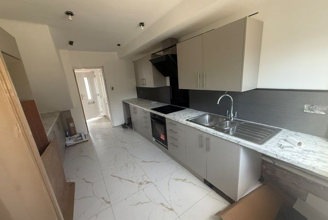 30, Moreton photo 2