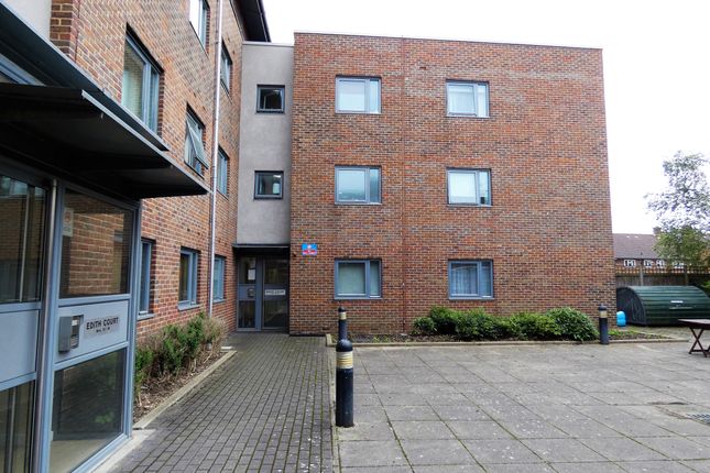 Flat 11 Edith Court, New Road, Feltham photo 3