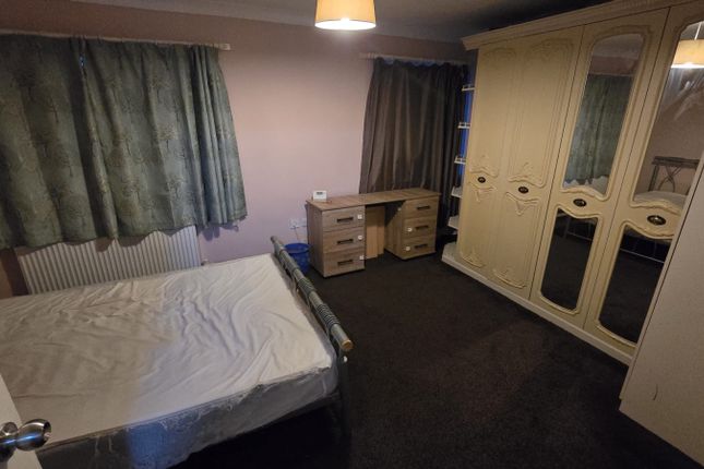 17, Woodman Path, Ilford, Essex photo 5