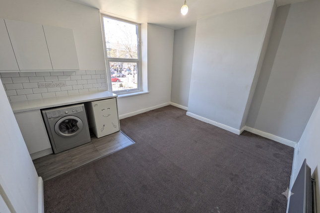 Studio flat on Flat 4, 242 Sheffield Road, Barnsley, £500/mo