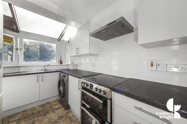 Flat 40 Gooding House, Valley Grove, London photo 3