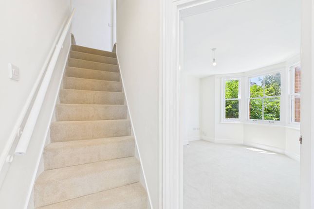 11, Egmont Road, Tolworth photo 2