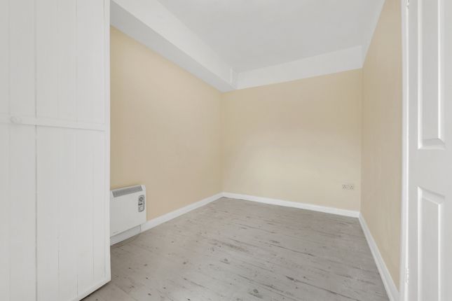 Triplex for sale in Anstridge Road, Eltham