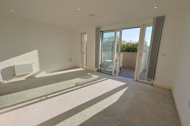 Moorhen Drive, London photo 2