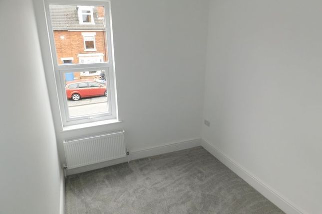 Terraced house to rent in Harlaxton Road, Grantham