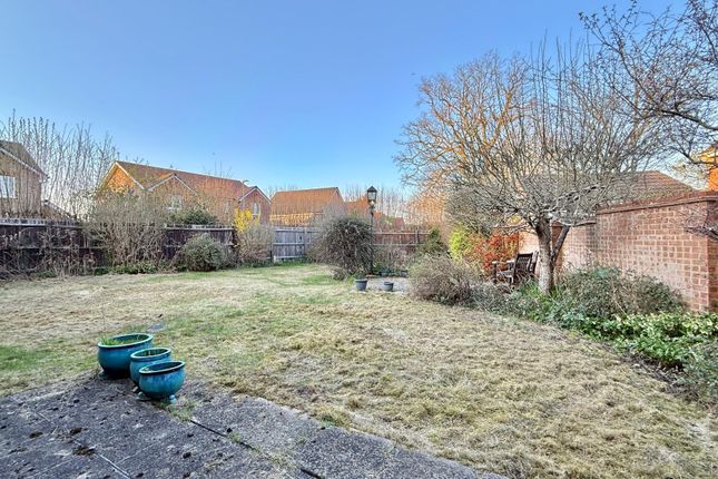 20 Field Place, Verwood photo 2