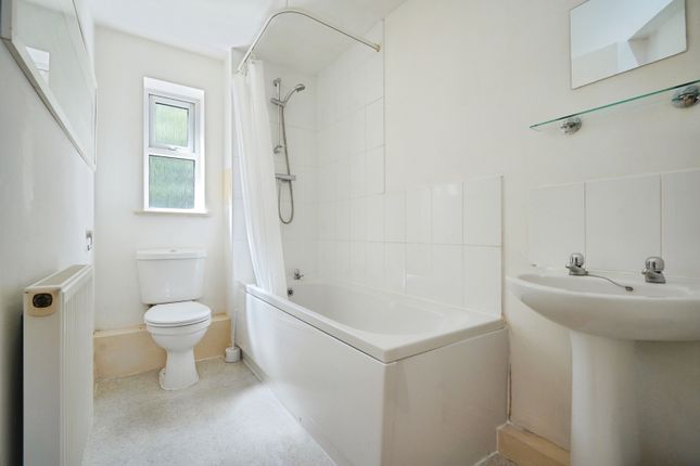 70, Oak Crescent, Leicestershire photo 4