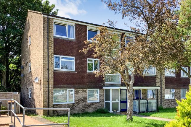 Thumbnail Flat for sale in Linden Close, Dunstable