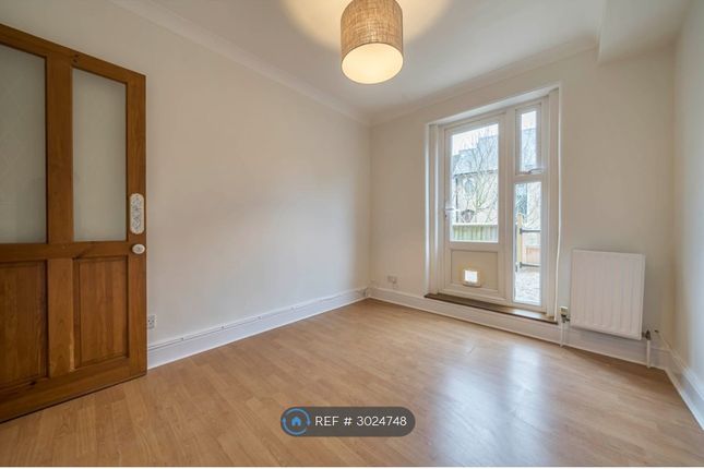 Flat, Warwick Place Summer Road, Thames Ditton photo 2
