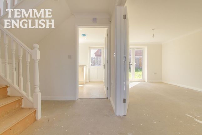 1 Creeksea Crescent, Wickford photo 4