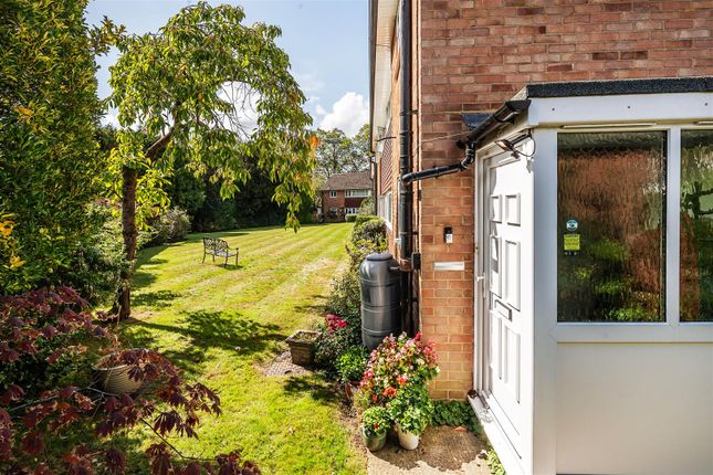 35, Master Close, Oxted photo 2