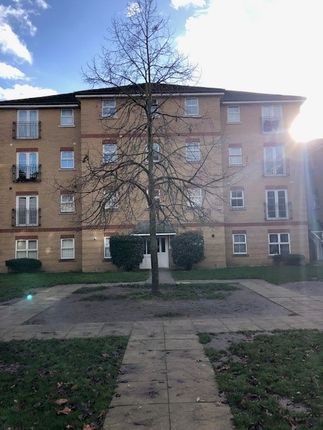 Flat to rent in Piper Way, Ilford