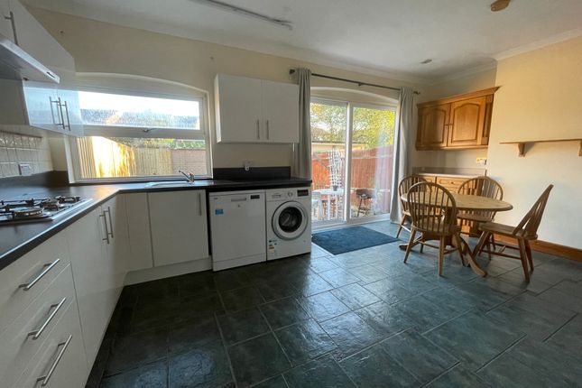 Thumbnail Semi-detached house to rent in Edgehill Road, Mitcham