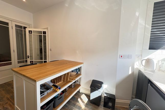 24, London photo 2