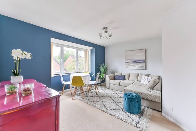 Thumbnail Maisonette to rent in Greyhound Road, Sutton