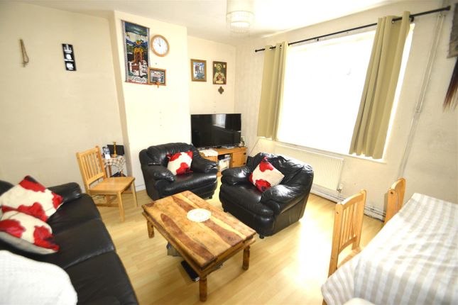 103, Fieldway, Dagenham photo 2