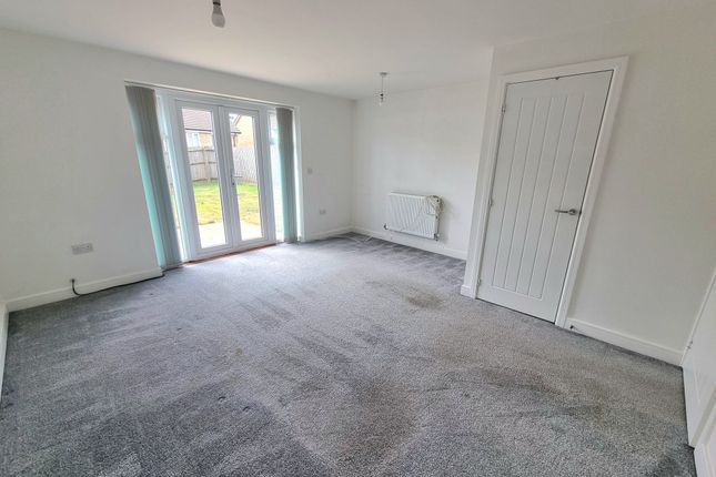 32 Clos Meredith, Bridgend photo 4