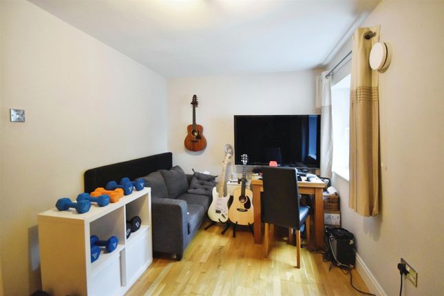 Thumbnail Flat for sale in Holland Gardens, Brentford