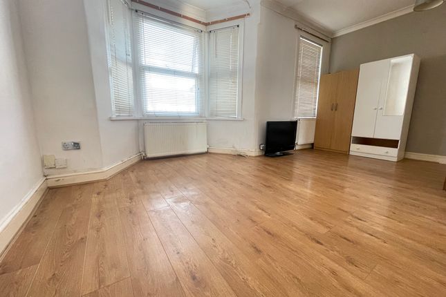 Flat to rent in Wellwood Road, Ilford