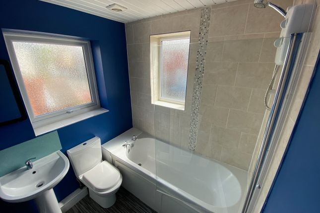 Spacious Bathroom Suite Featuring A Stylish Bathtu...