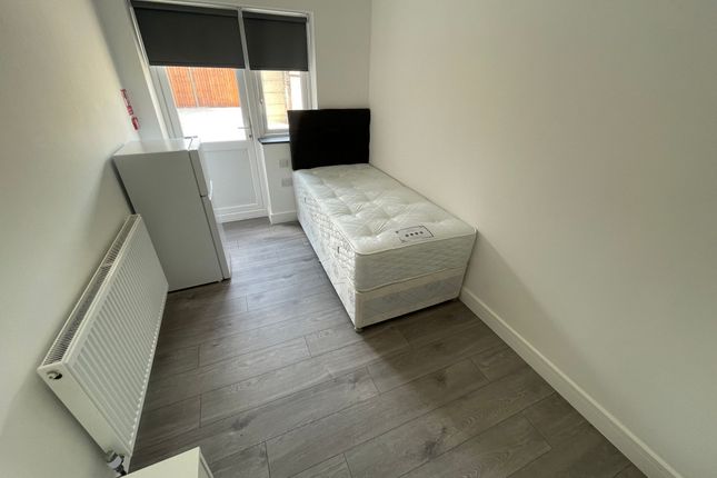 25 Gaveston Road, Slough photo 5